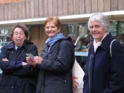 (de gauche à droite) Sr Marie-Guyonne-responsable du Centre Josefa à Poitiers-Maria Teresa de l'équipe de Bruxelles- Sr Chantal ----