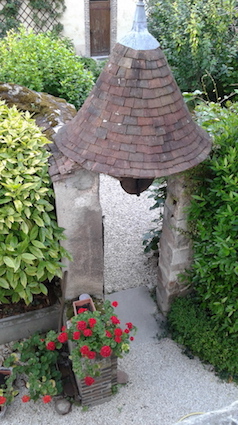 Le puits dans le jardin de la maison natale de Ste Madeleine-Sophie